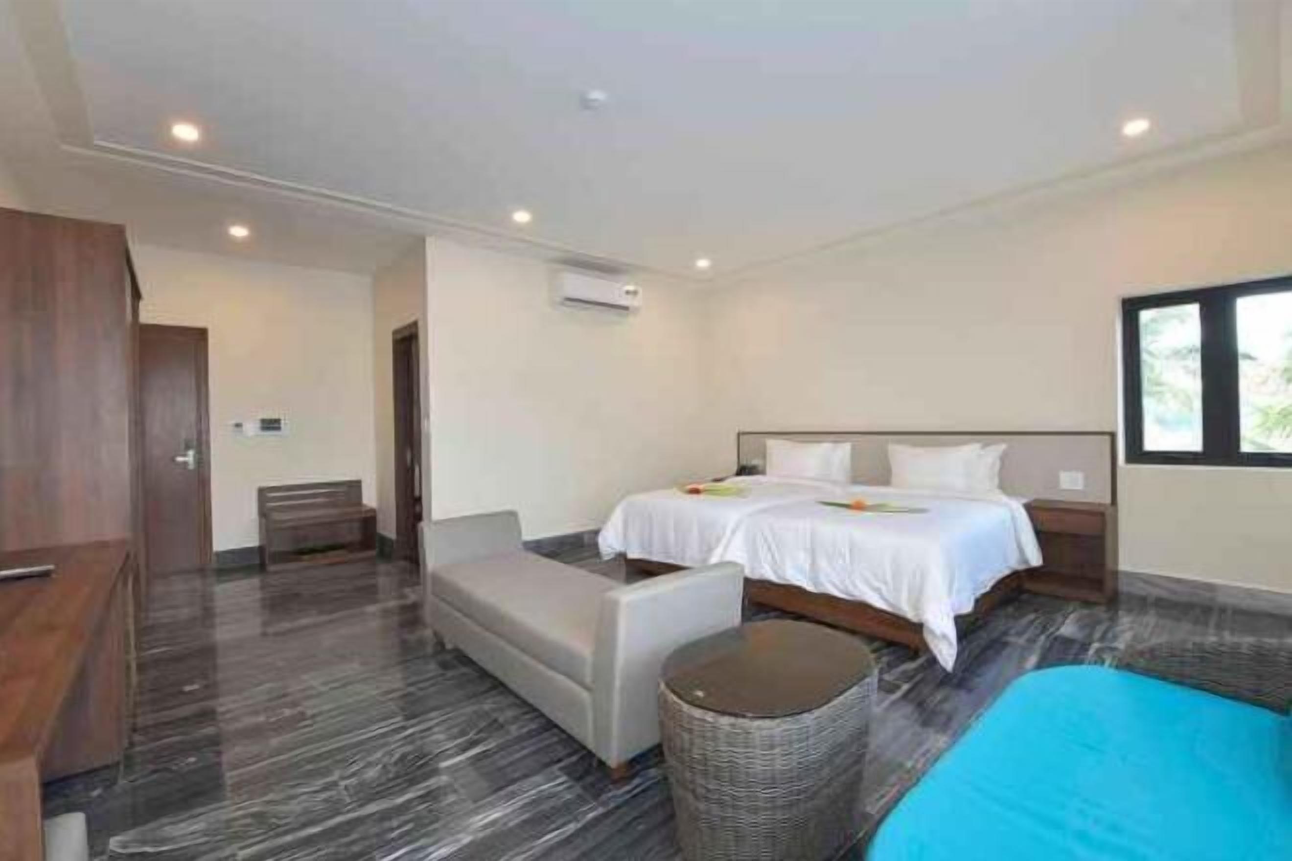 Hypo-allergenic bedding, minibar, in-room safe, desk