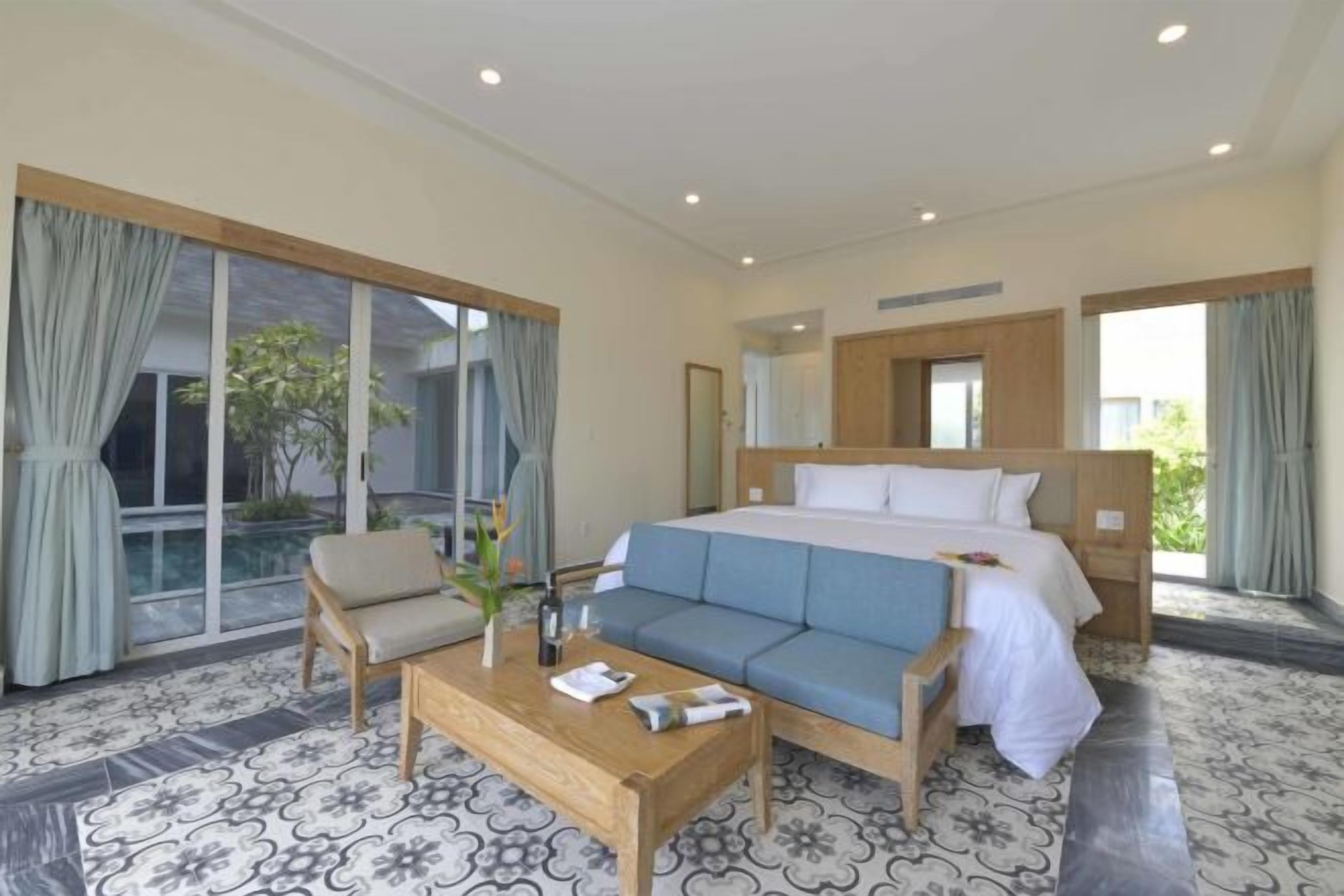 Hypo-allergenic bedding, minibar, in-room safe, desk