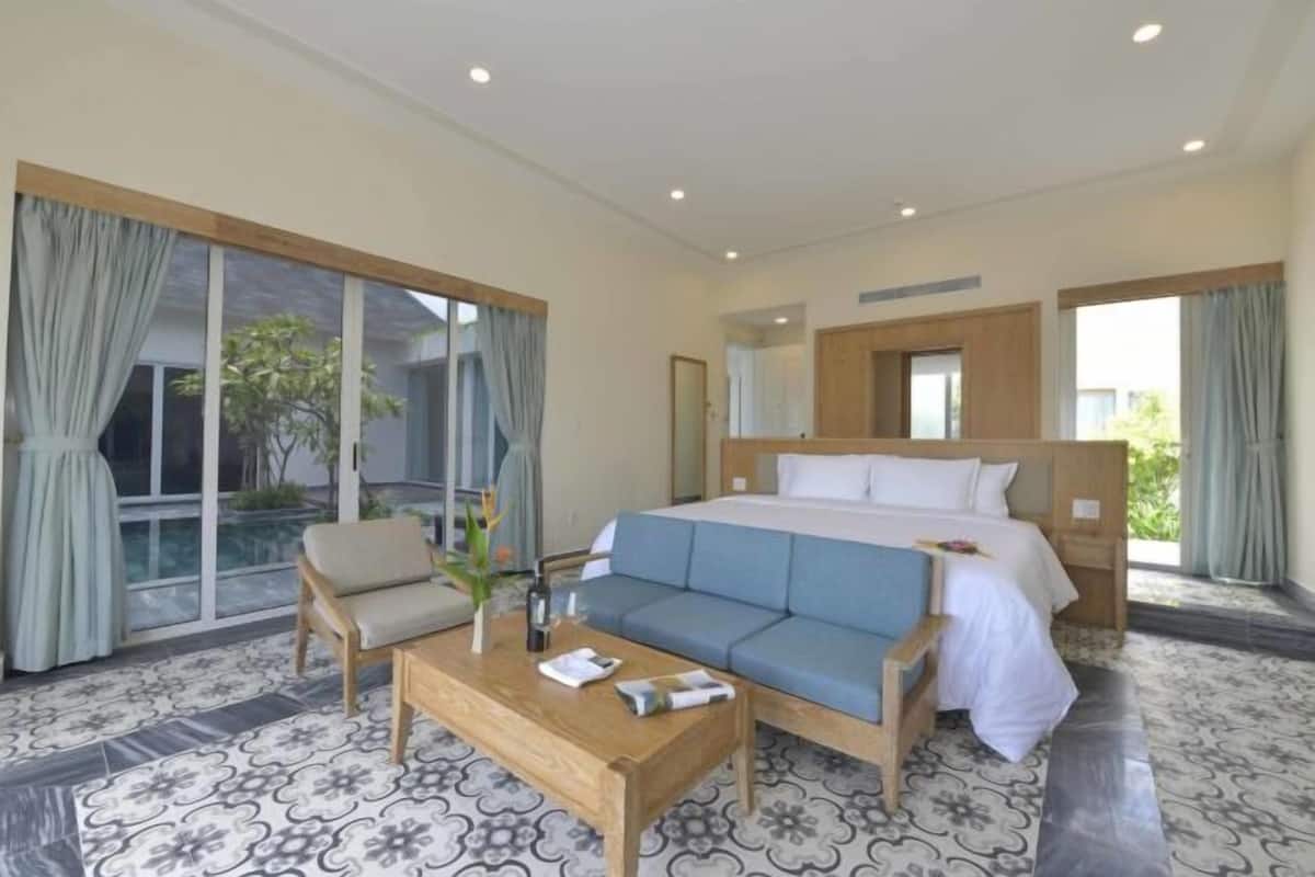 Hypo-allergenic bedding, minibar, in-room safe, desk