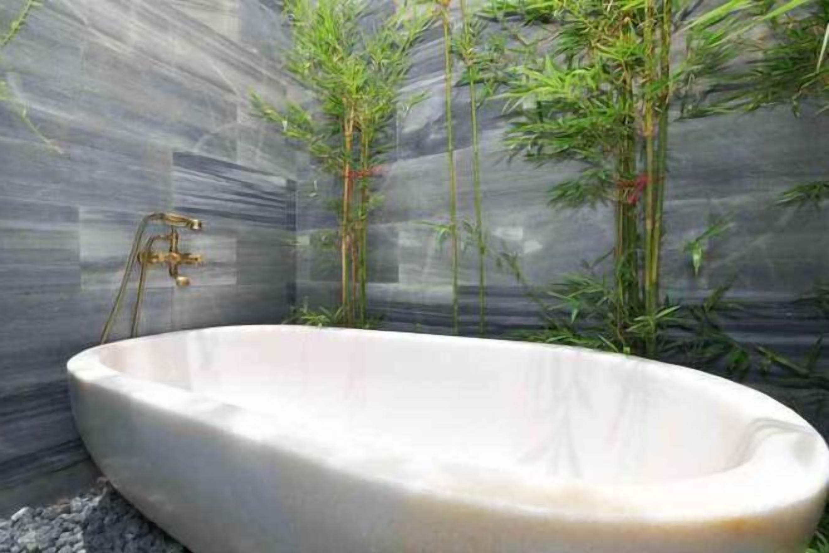 Shower, rainfall showerhead, free toiletries, hair dryer