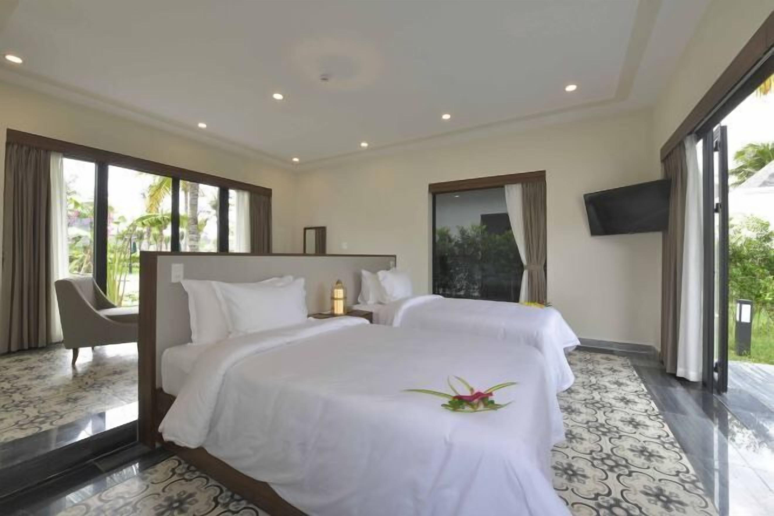 Hypo-allergenic bedding, minibar, in-room safe, desk