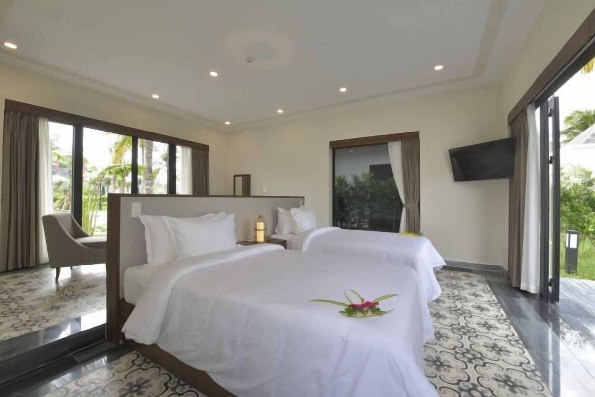 Peralatan tempat tidur hipoalergenik, bar mini, peti besi dalam bilik 