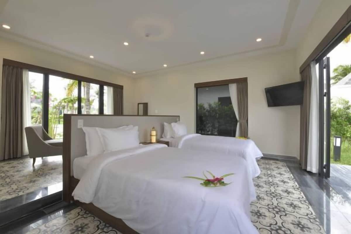 Hypo-allergenic bedding, minibar, in-room safe, desk