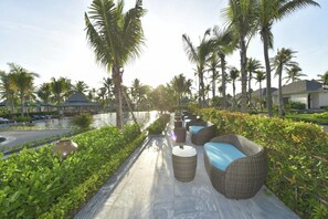 Outdoor pool, pool umbrellas, sun loungers - Cocoland Thu Xa Ancient Town Hotel & Resort (Tu Nghia)