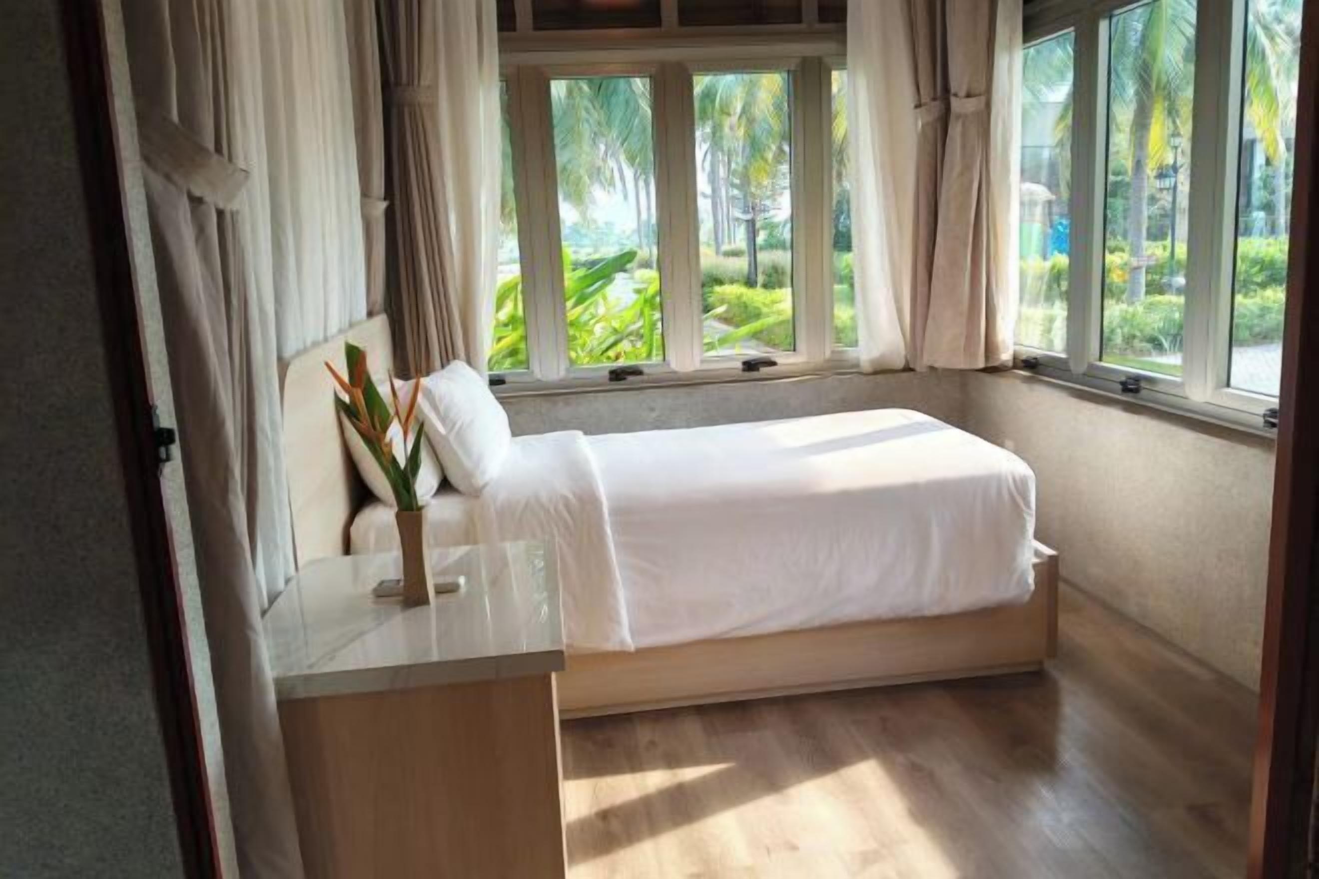 Hypo-allergenic bedding, minibar, in-room safe, desk