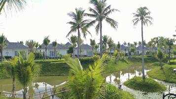 Luxury Lake View Villa Twins | Vista do quarto