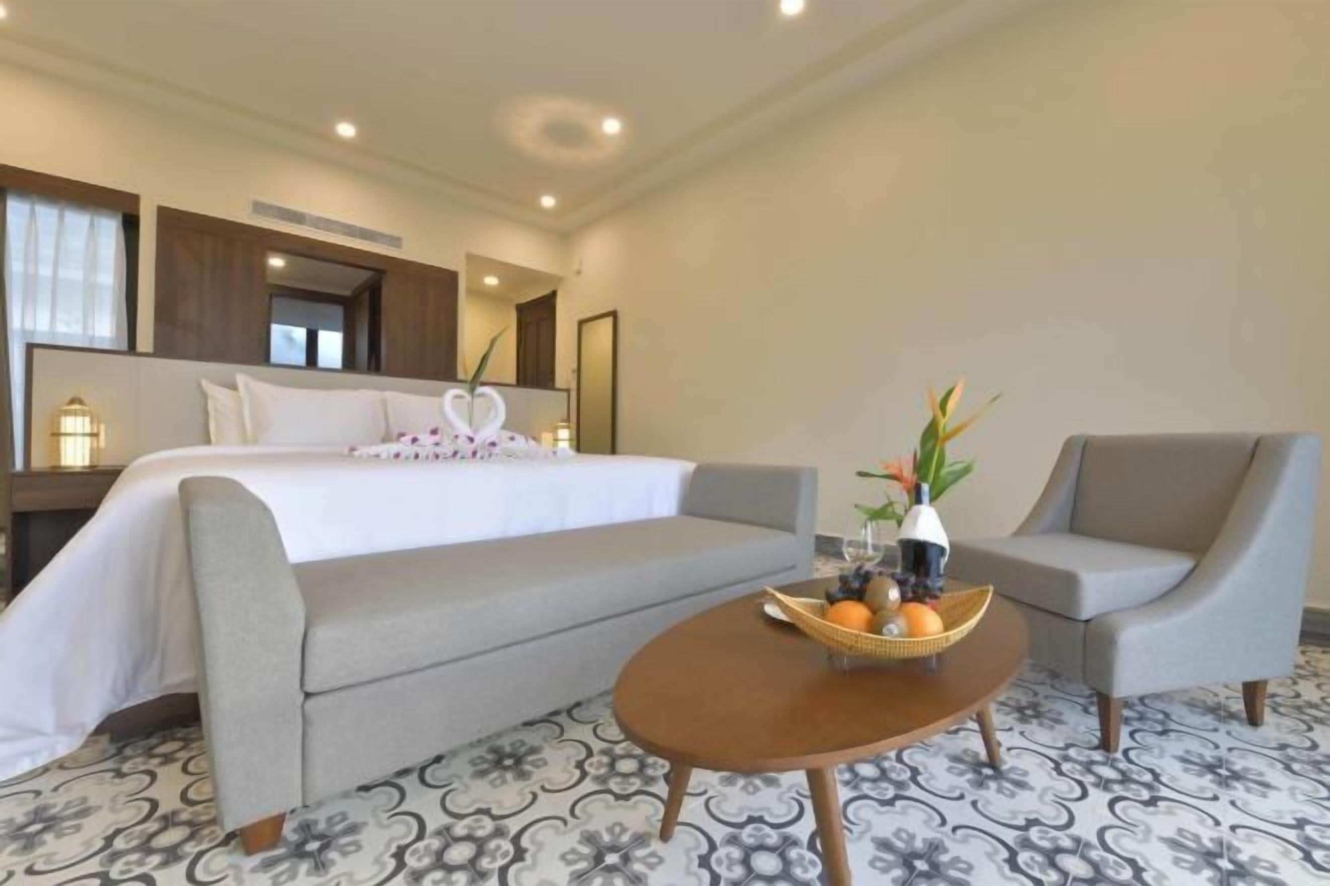 Hypo-allergenic bedding, minibar, in-room safe, desk