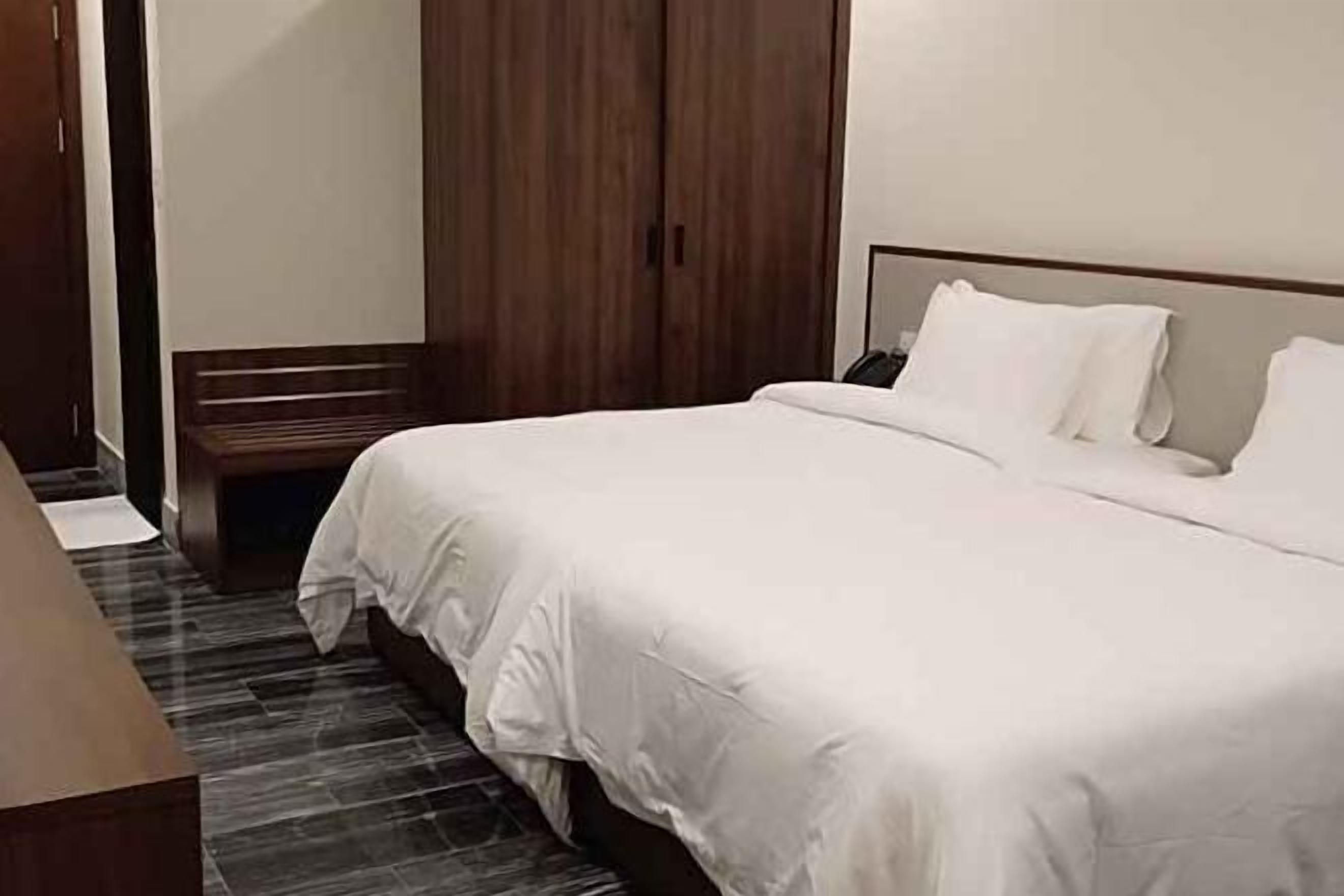 Hypo-allergenic bedding, minibar, in-room safe, desk