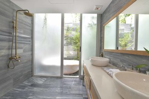 Shower, rainfall showerhead, free toiletries, hair dryer - Cocoland Thu Xa Ancient Town Hotel & Resort (Tu Nghia)