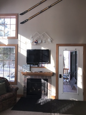 تلفزيون، مدفأة، مشغل دي في دي، كُتُب