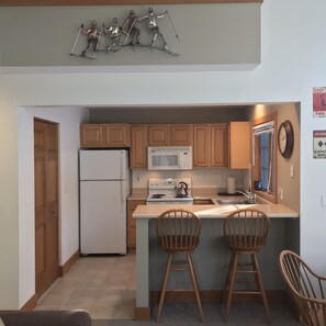 Fridge, microwave, oven, stovetop - Disciples Village Slopeside on Boyneland (Boyne Falls)