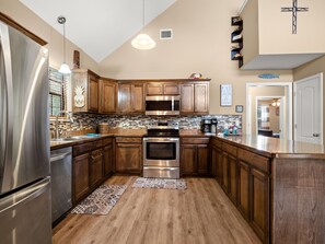 Réfrigérateur, four à micro-ondes, un four, surface de cuisson