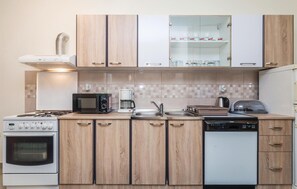 Een koelkast, een kookplaat, een vaatwasser