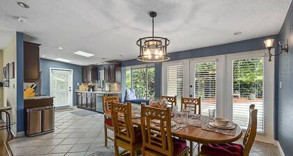 Family & Pet Friendly (*additional pet fee applies), Charming Orlando Home!