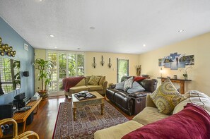 Téléviseur connecté, foyer, jeux vidéo, lecteur de DVD