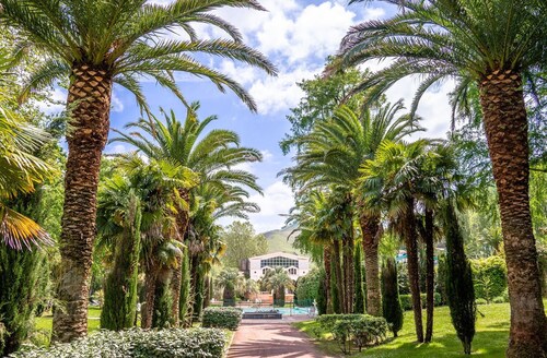 Cozy 1BR Apartment with Pool Access, Near Thermes, Sleeps 4, Parking, Wi-Fi