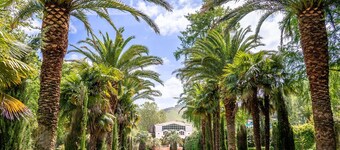 Cozy 1BR Apartment with Pool Access, Near Thermes, Sleeps 4, Parking, Wi-Fi