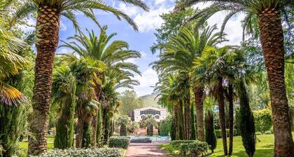 Cozy 1BR Apartment with Pool Access, Near Thermes, Sleeps 4, Parking, Wi-Fi