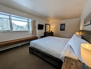 3 bedrooms, desk, iron/ironing board, WiFi