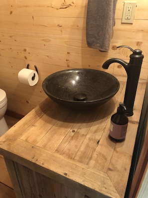 Douche, sèche-cheveux, serviettes fournies, savon