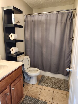 Ensemble douche/baignoire, sèche-cheveux, serviettes fournies, savon