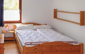 4 Schlafzimmer, Reisekinderbett