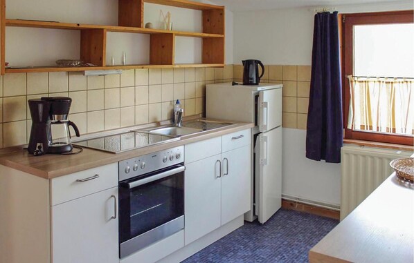 Kühlschrank, Mikrowelle, Herdplatte, Wasserkocher mit Kaffee-/Teezubehör