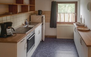 Kühlschrank, Mikrowelle, Herdplatte, Wasserkocher mit Kaffee-/Teezubehör