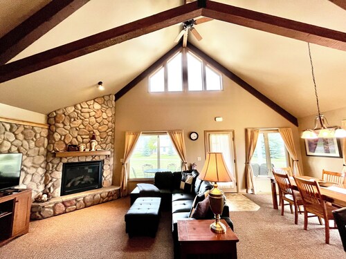 Golf Course Condo - Spacious 3 Bed, 3 Bath  Condo with Hot tub, Sauna, & Pool