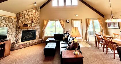 Golf Course Condo - Spacious 3 Bed, 3 Bath Condo with Hot tub, Sauna, & Pool