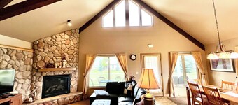 Golf Course Condo - Spacious 3 Bed, 3 Bath Condo with Hot tub, Sauna, & Pool
