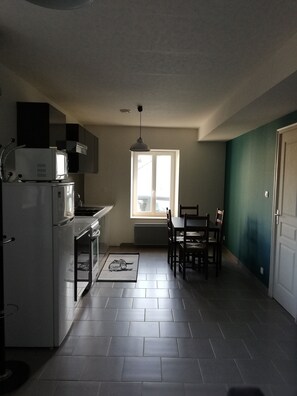 Geladeira, micro-ondas, fogão, cafeteira/chaleira