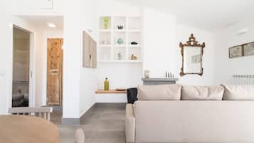 Fernseher, Kamin, Bücher