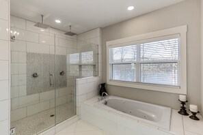 Combined shower/bathtub, jetted bath, rainfall showerhead, hair dryer - Perfect Lake Hartwell Getaway - Gorgeous Lake Views! (Seneca)