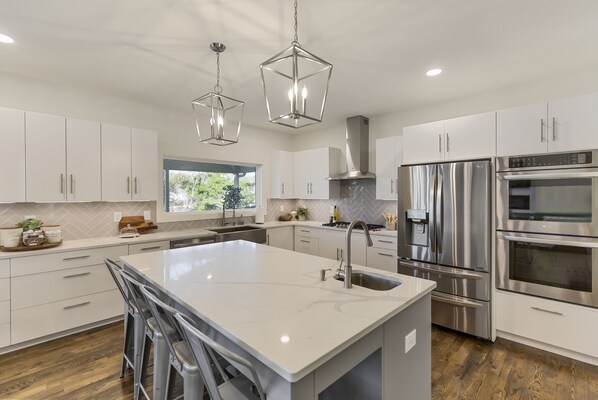 Réfrigérateur, four à micro-ondes, un four, surface de cuisson