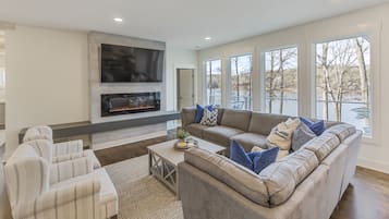 智能電視、壁爐、電子遊戲、DVD 播放機