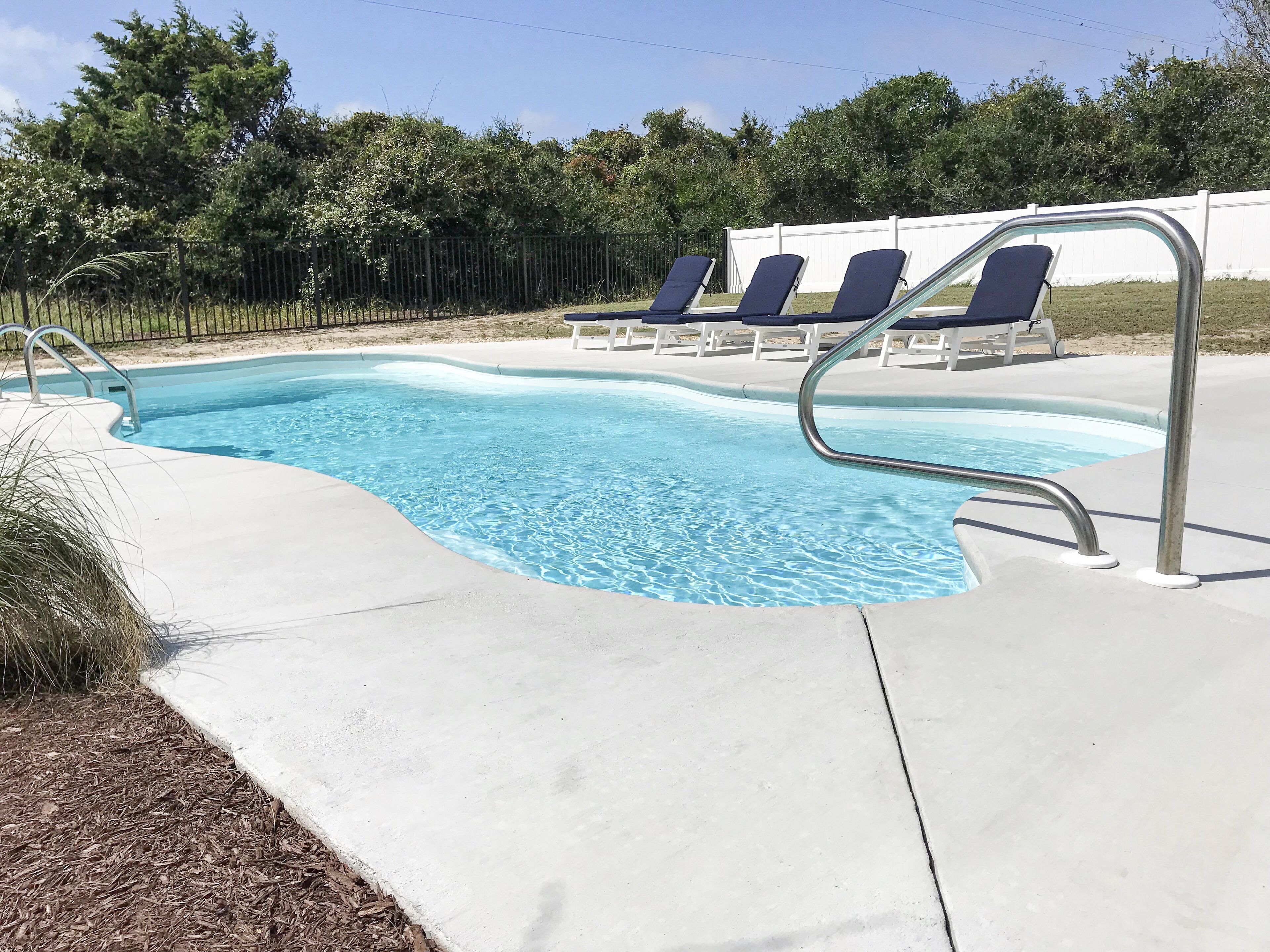 Amazing! Summer Shanty -ocean view, pool, hot tub, steps to beach, quiet street