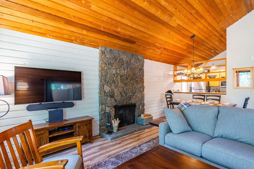 Ah023 | Quiet And Charming Upgraded House Overlooking Aspen Lake!!! - Oregon