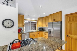 Køleskab, mikrobølgeovn, ovn, kogeplade