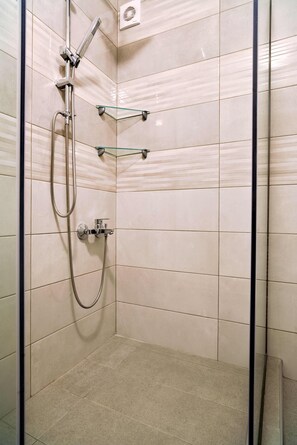تجهيزات دش، مجففات شعر، مناشف، صابون