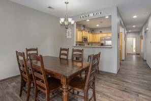 Dining - Spectacular 3 Bedroom Lakefront Condo (Branson)