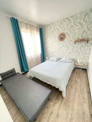 3 habitaciones, tabla de planchar con plancha y cuna de viaje 