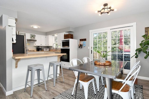 Eugene · Stylish Comfort | Quiet SE Area | Walk to Trails