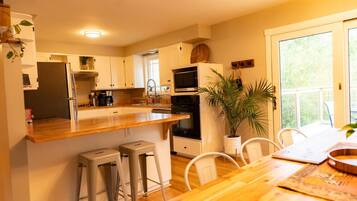 Coffee/tea maker, fridge, microwave, oven