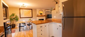 Elegante, luminosa casa 4br / 2ba per famiglia e amici! A / C, Weber Grill