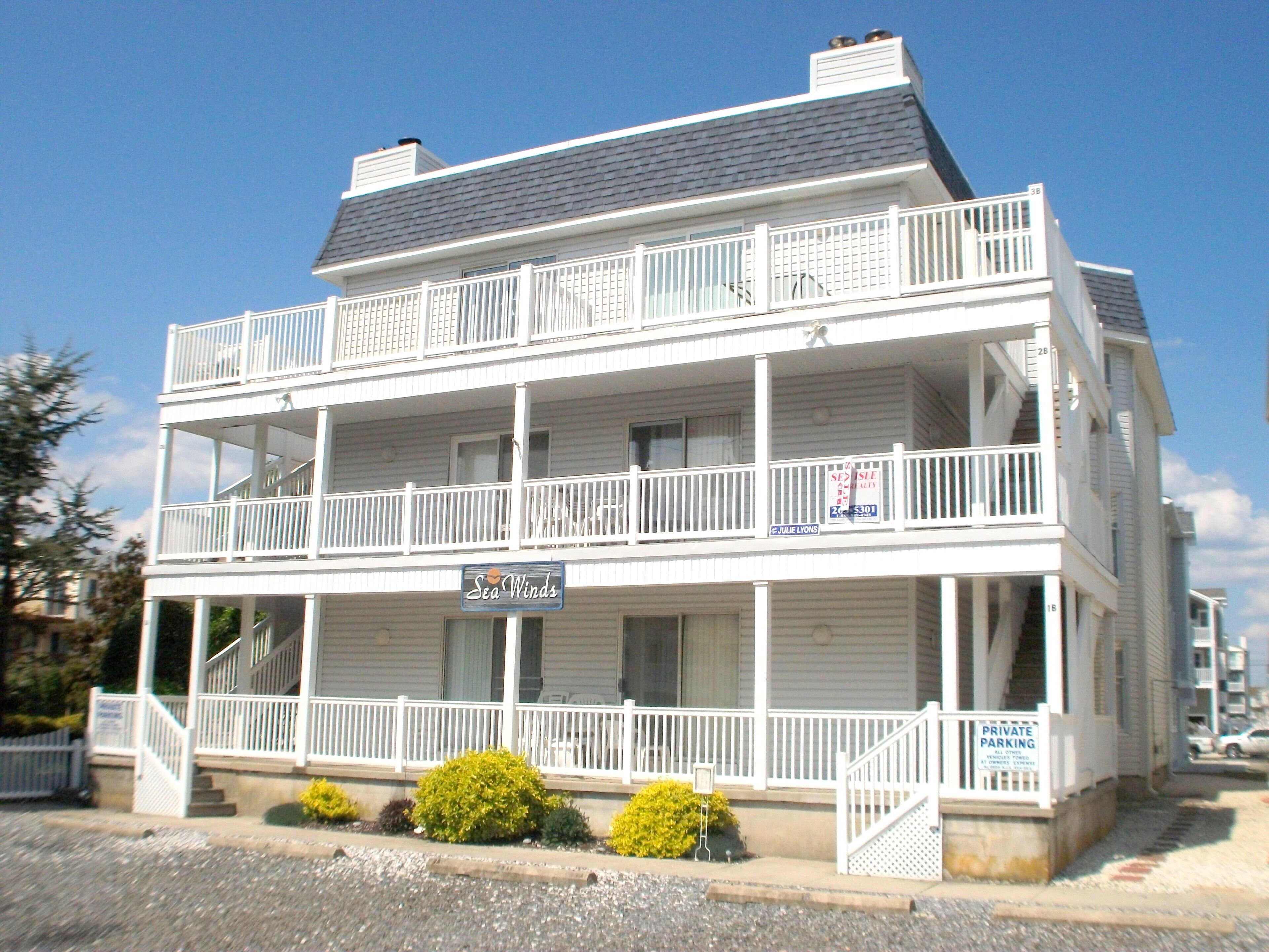 Only about a 1/2 block to the beach and promenade. Close to stores and restaurants.