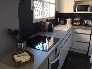 Een koelkast, een microgolfoven, een vaatwasser