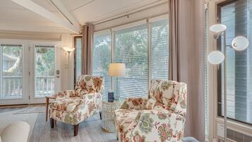 TV, Netflix, DVD player, mesa de pingue-pongue