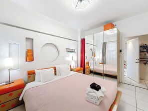 3 bedrooms, desk, iron/ironing board, travel crib