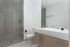 2 Bedrooms Apartment | Bathroom | Shower, hair dryer, towels, soap